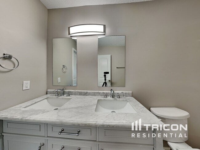 Building Photo - 2379 Moseley Pl SW