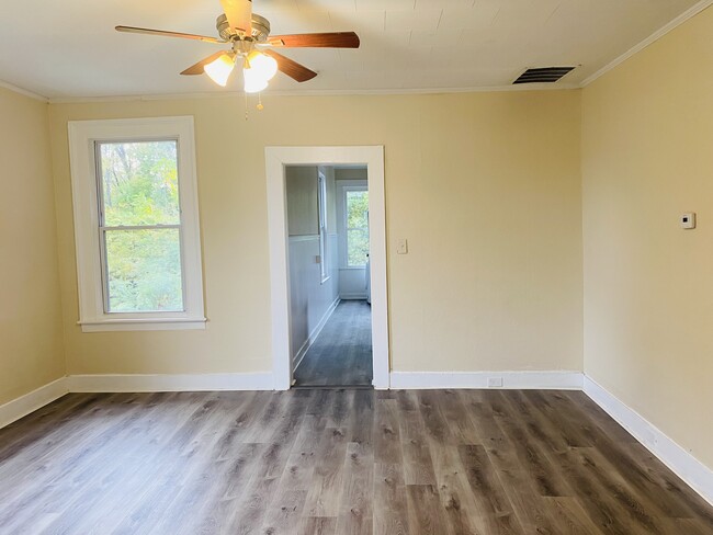 Building Photo - 7 Maple St