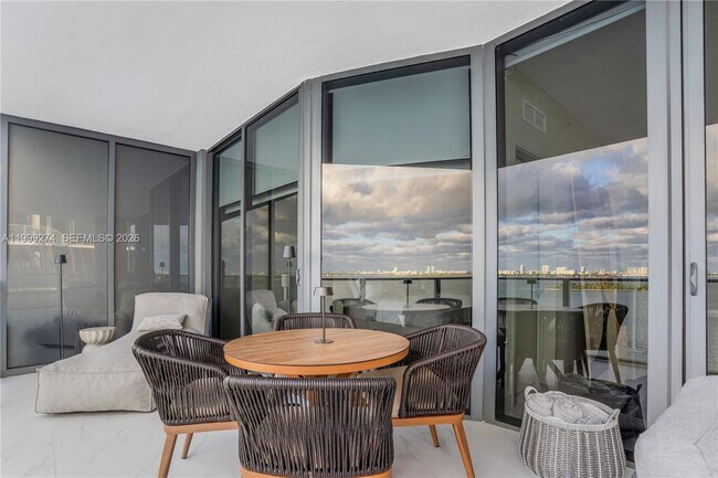 Building Photo - 700 NE 24th St