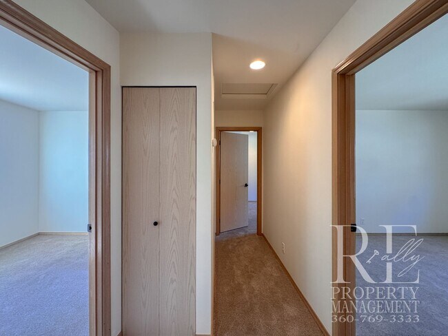 Building Photo - Immaculate Bremerton Home with Expansive Yard, Multiple Living Areas & Designer Kitchen