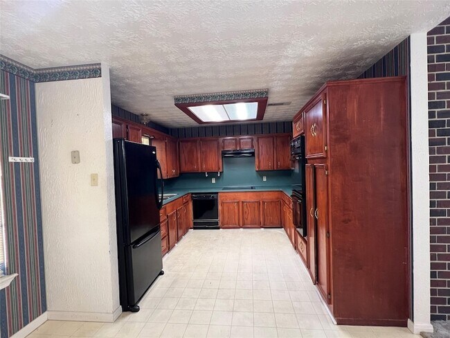 Building Photo - 12345 Oak Leaf Rd