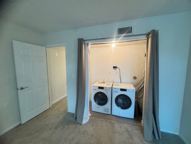 Building Photo - 3607 Edgewater Dr