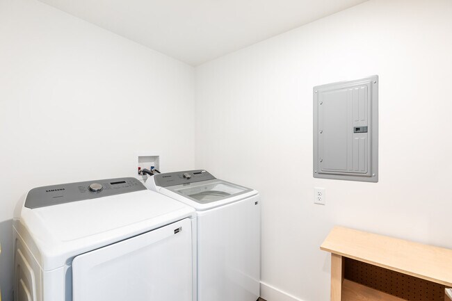 Building Photo - 617 Manhattan Blvd