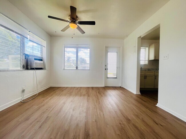 Building Photo - 1241 W River Dr