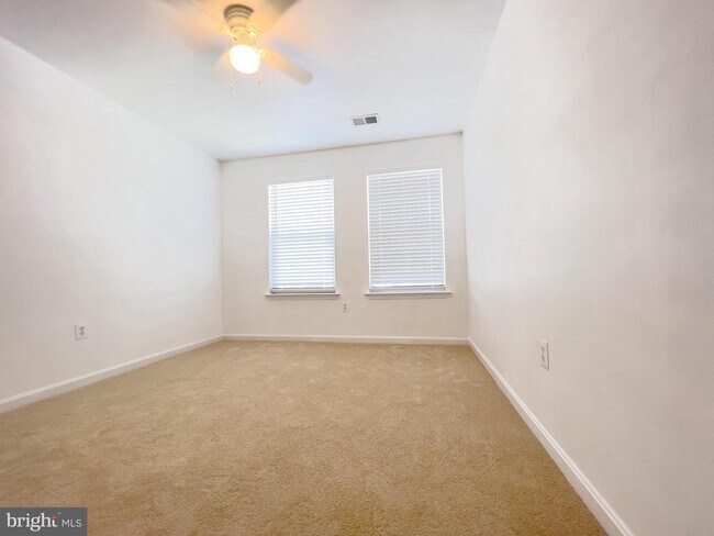 Building Photo - 4971 Clarendon Terrace