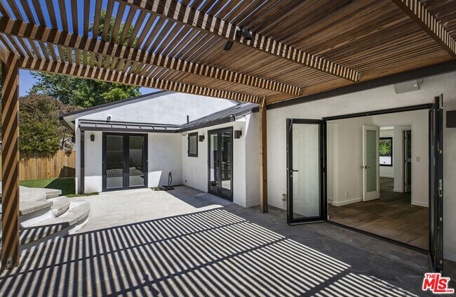 Building Photo - 2425 Rinconia Dr