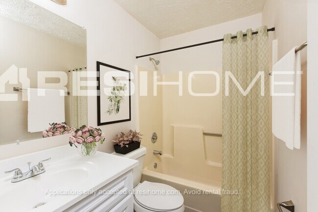 Building Photo - 623 Crestmont Ct