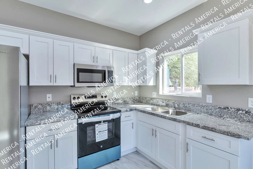 Building Photo - 1625 N Mountain View Ave