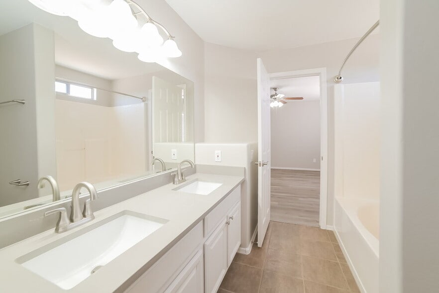 Building Photo - 12557 W Mandalay Ln