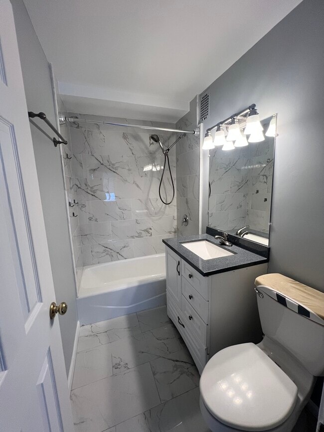 Building Photo - 3410 N Lake Shore Dr