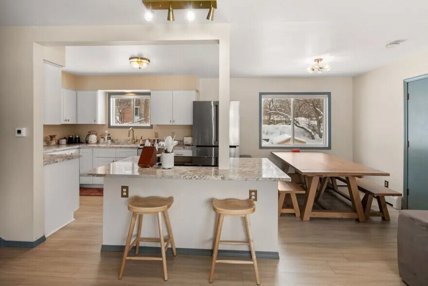 Building Photo - 1114 S Bozeman Ave