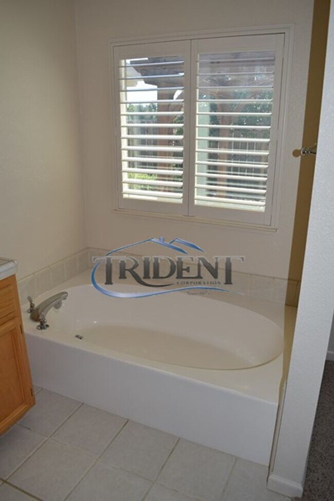 Building Photo - 4 bedroom, 3 bath house with den/office