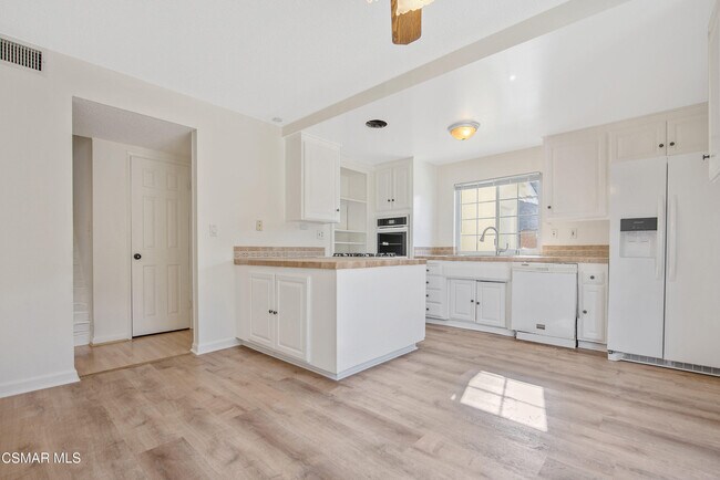 Building Photo - 2087 Rhoda St