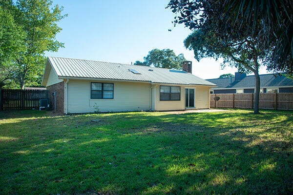 Building Photo - Coastal Charm Awaits: Cozy 3-Bedroom Home ...