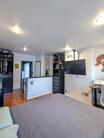 Master Bed - 1138 Day St