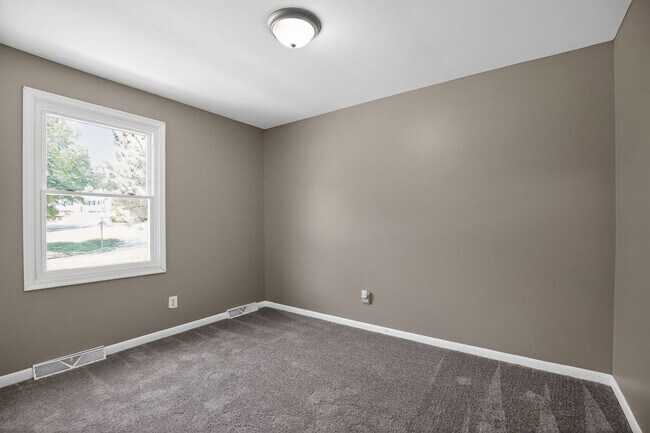 Building Photo - 46483 Rosewood Dr