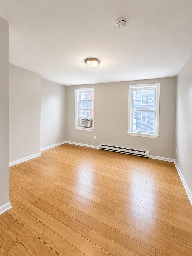 Building Photo - 2033 W Oxford St