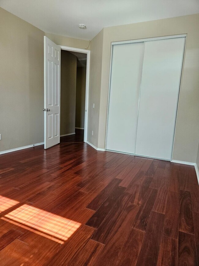 Building Photo - 5 BEDROOM OAK HILLS / HESPERIA HOME