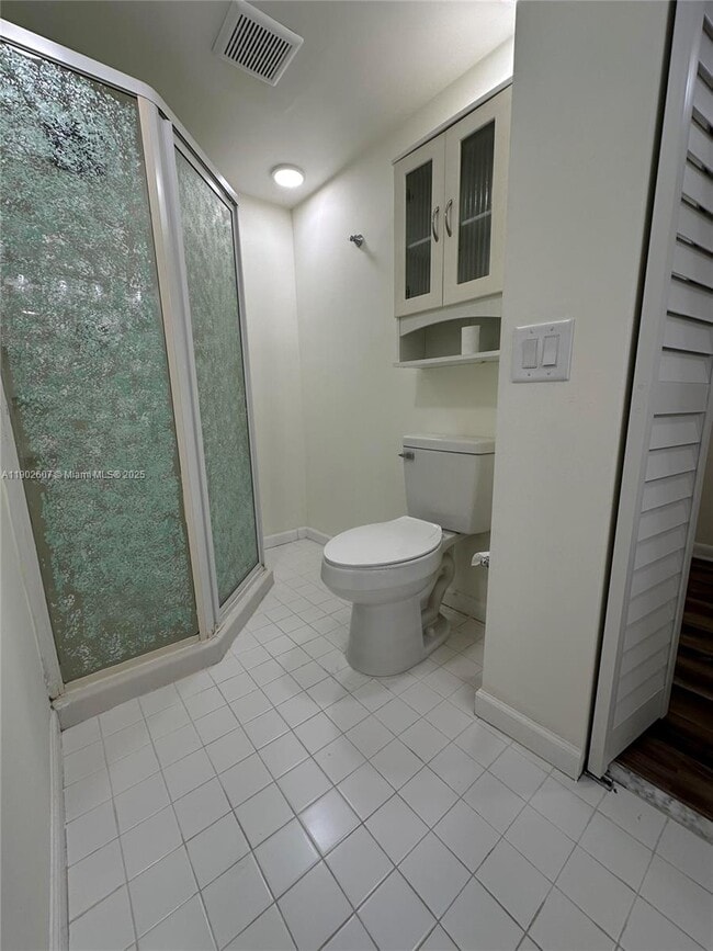 Building Photo - 450 Commodore Dr