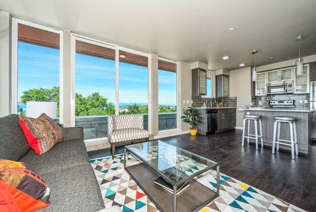 Building Photo - 1321 E John St