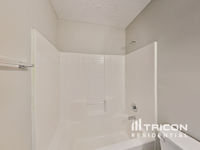 Building Photo - 701 Barbee Farm Dr