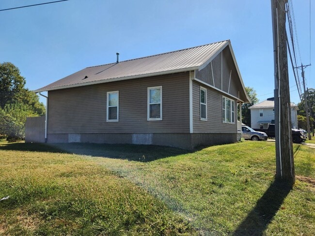Building Photo - 704 N White St