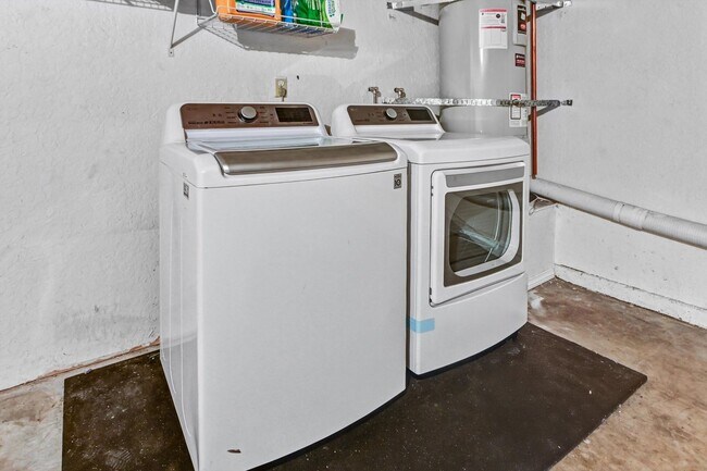 Building Photo - 3 Bedroom Townhome in the Vista de Vista Community