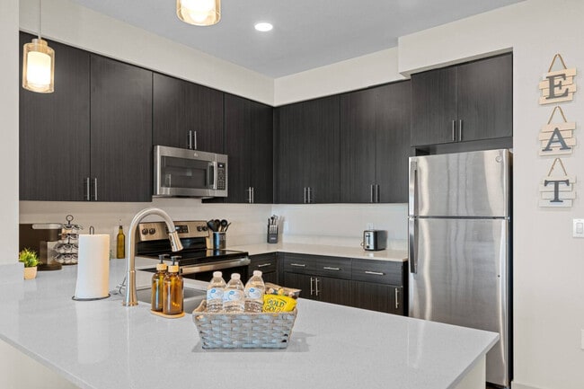 Building Photo - 711 W Broadway Rd