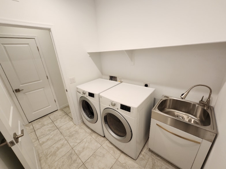 Building Photo - 8948 W Colter St