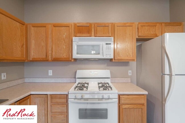 Building Photo - Dog Friendly! Great 2 Bedroom, 2 Bathroom ...