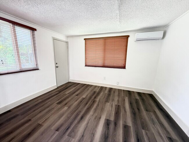 Building Photo - 957 W 67th St