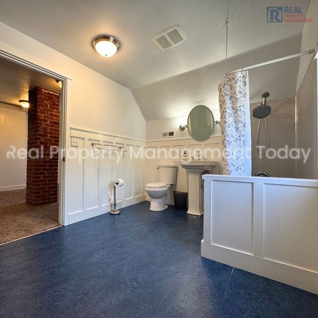 Building Photo - Charming 5 Bedroom + Huge yard!