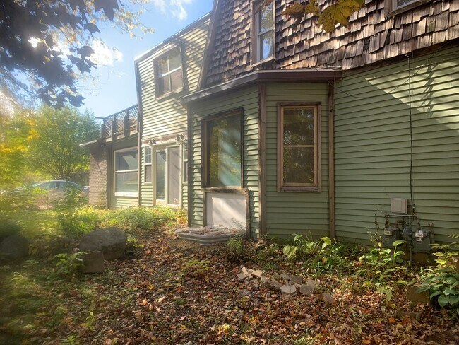 Building Photo - 343-343 College St