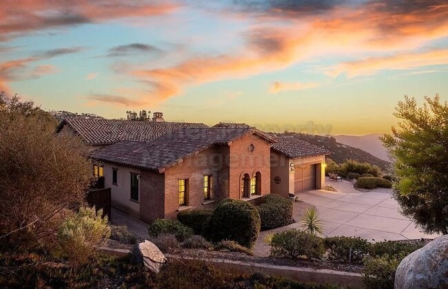 Building Photo - Luxurious Mediterranean 4 bed / 3 bath / 3...