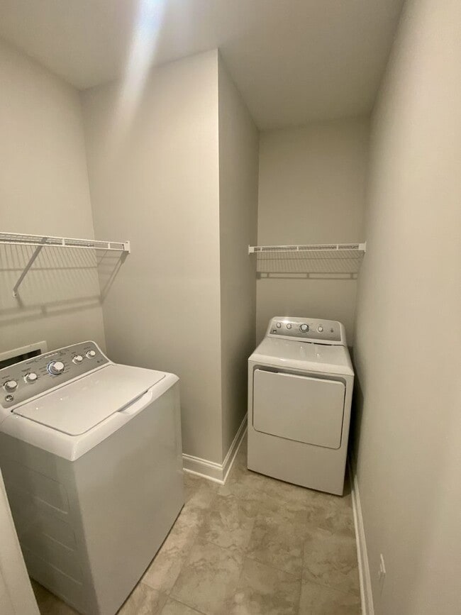 Building Photo - End Unit Townhouse in Terraces at Farmington