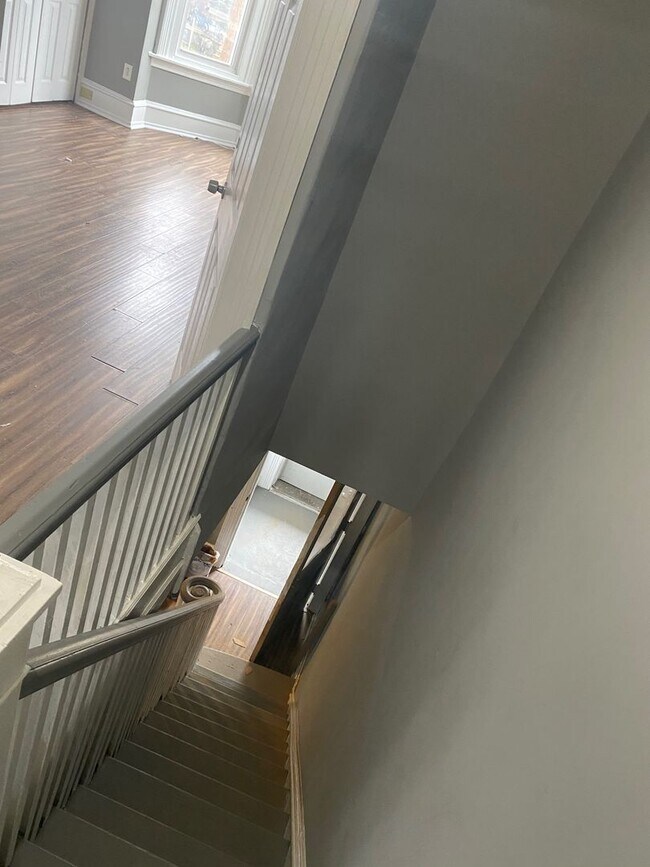 Building Photo - ? Available 11/1 – Renovated 4-Bedroom Hom...