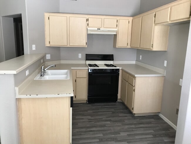 Building Photo - FANTASTIC GATED CONDO IN NW  WITH DETACHED...