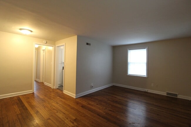 Building Photo - One Bedroom Duplex in North Kansas City