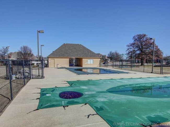 Building Photo - 12414 S Cedar Ave