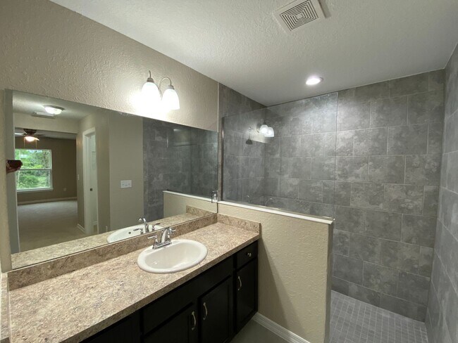 Building Photo - Custom Home - Desirable SW Ocala Neighborh...
