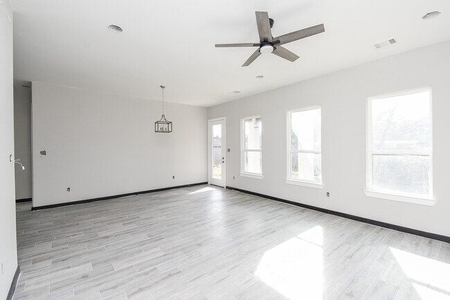 Building Photo - 209 Silverleaf Rd