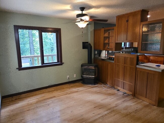 Building Photo - Pet Friendly! Redwood views! 3-bedroom hom...