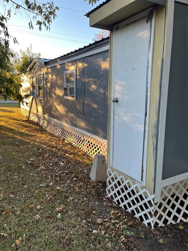 Building Photo - 305 7th St