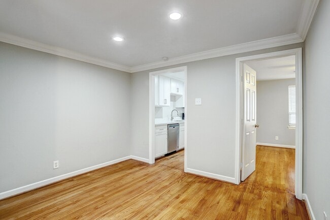 Building Photo - 2647 Greenbriar Dr