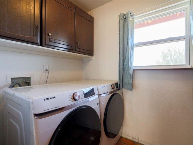 Building Photo - ? Stunning Mountain-View Home with Private Pool & All Utilities Included!!