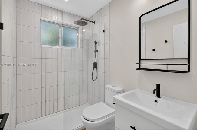 Building Photo - 428 Collins Ave