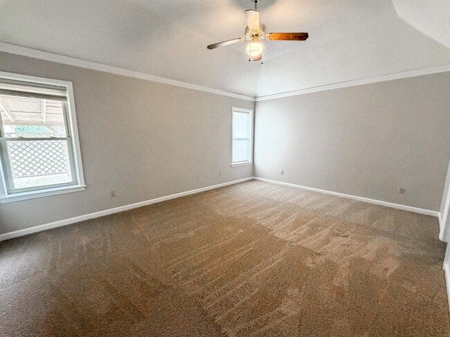 Building Photo - 3915 Oak Rd