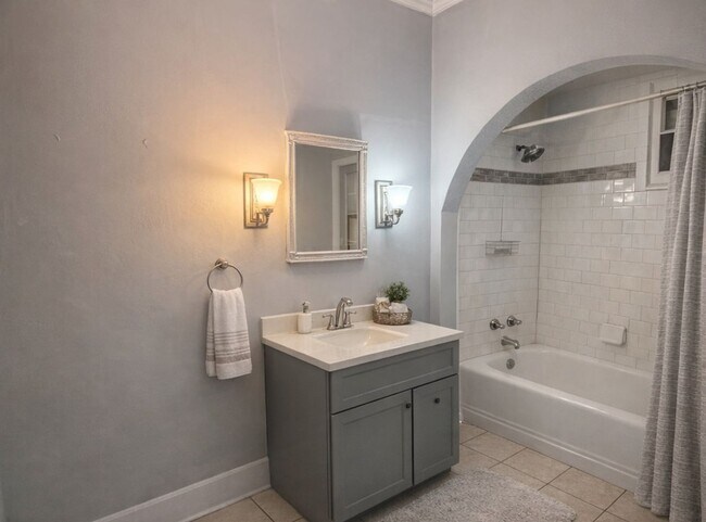 Building Photo - 722 W Cherry St