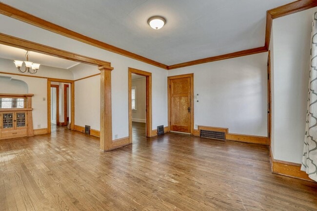 Building Photo - 5113 W Wisconsin Ave