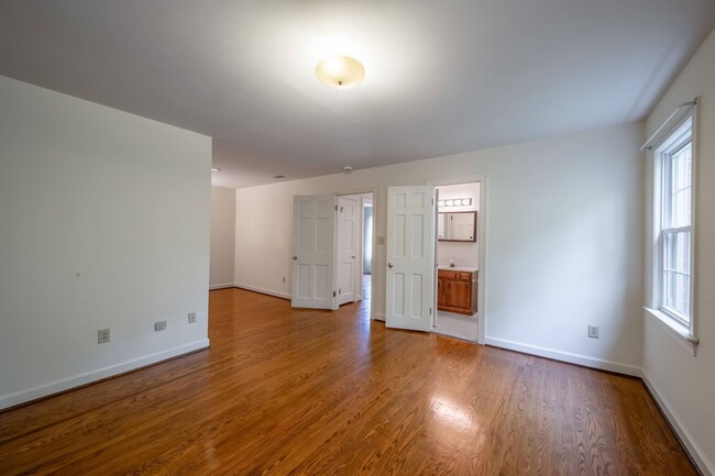 Building Photo - Prime Location!